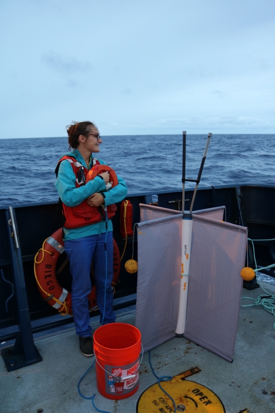 Préparation du déploiement du flotteur SUPRACT attaché à une bouée dérivante (CODE) par Audrey Hasson lors de la campagne en mer
